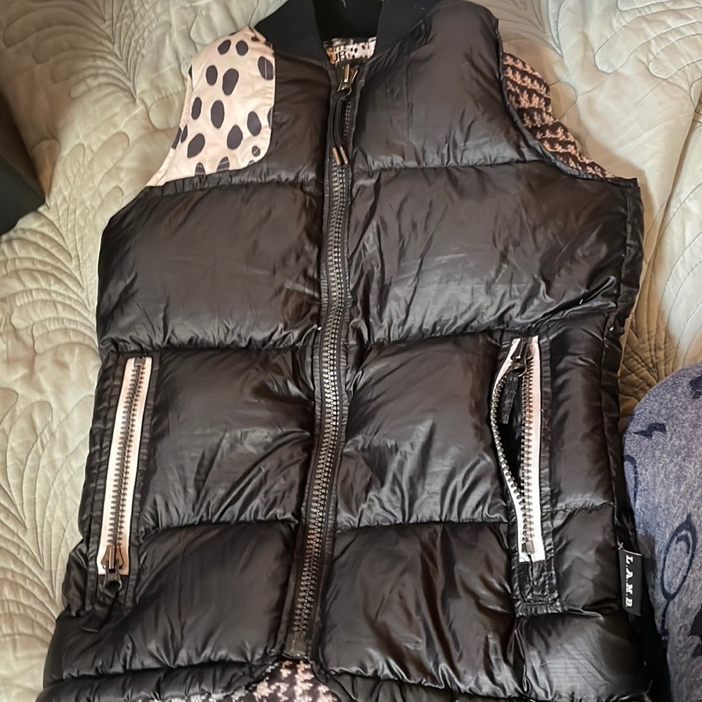 LAMB x Burton Snow puffer vest. Black and white